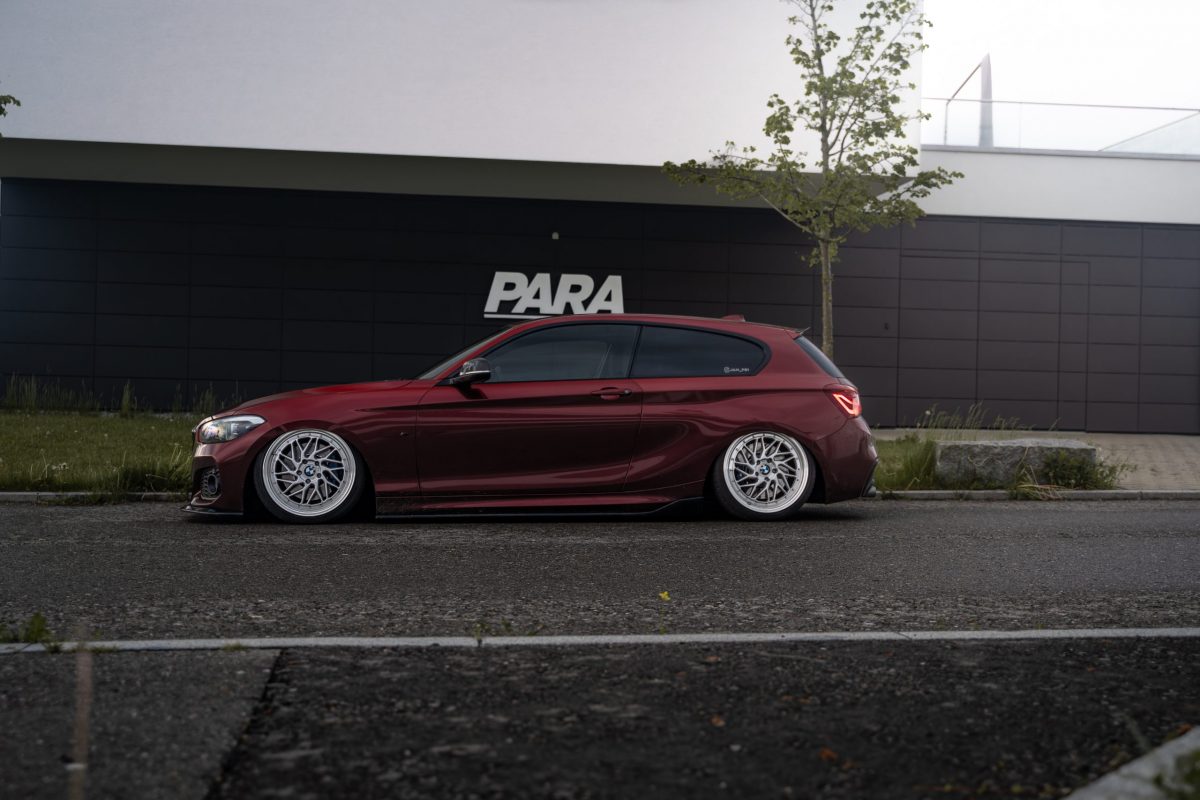 Rot folierter BMW F21 auf Luft