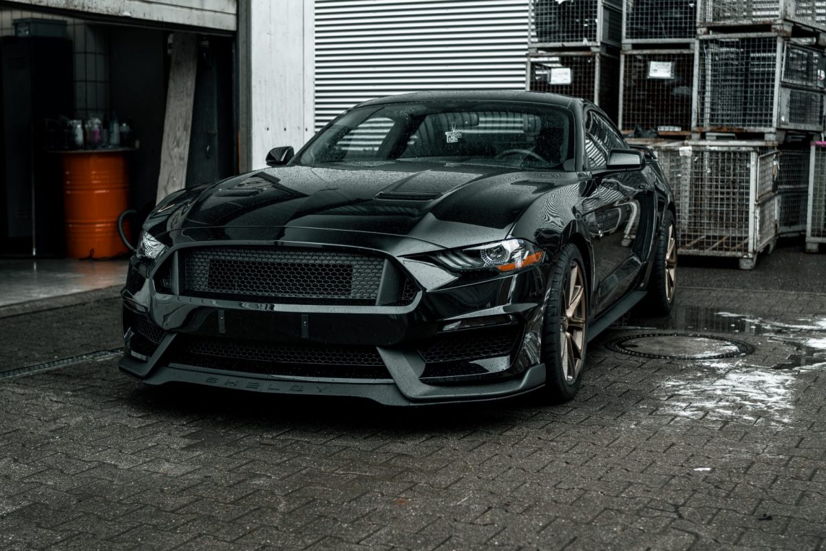 Zeigt einen frisch gewaschenen Ford Mustang 5.0
